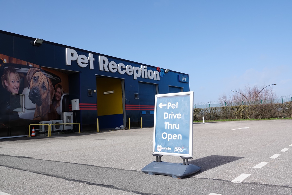 Pet Reception in Calais mit Drive-Thru-Aufsteller vor blauem Empfangsgebäude