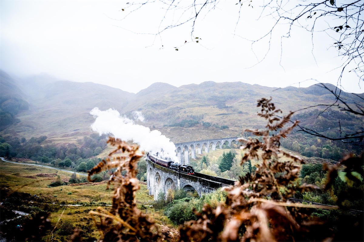Glenfinnan-Viadukt im Nebel mit fahrendem Dampfzug