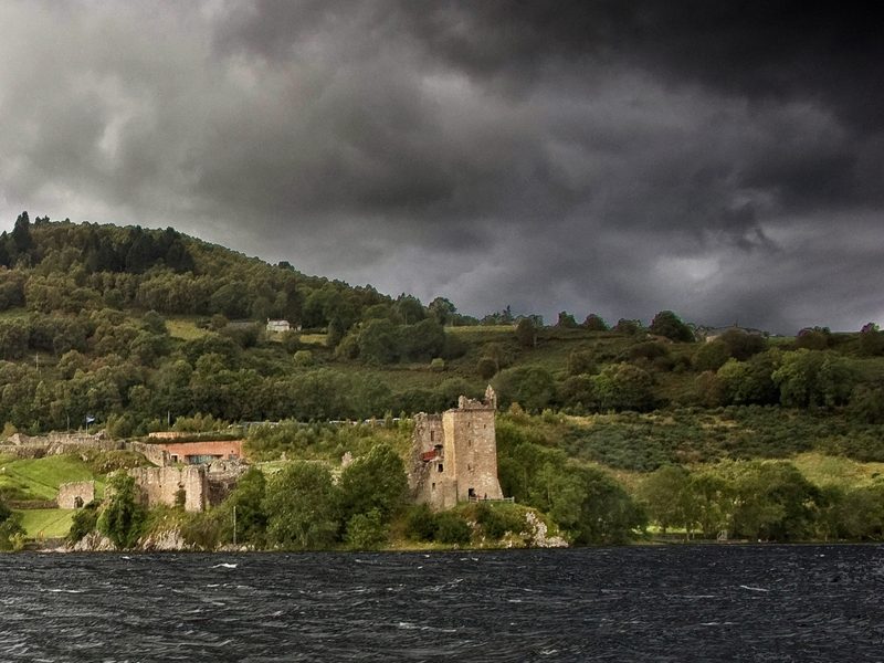 Urquhart Castle am Loch Ness mit dramatischem Wolkenspiel
