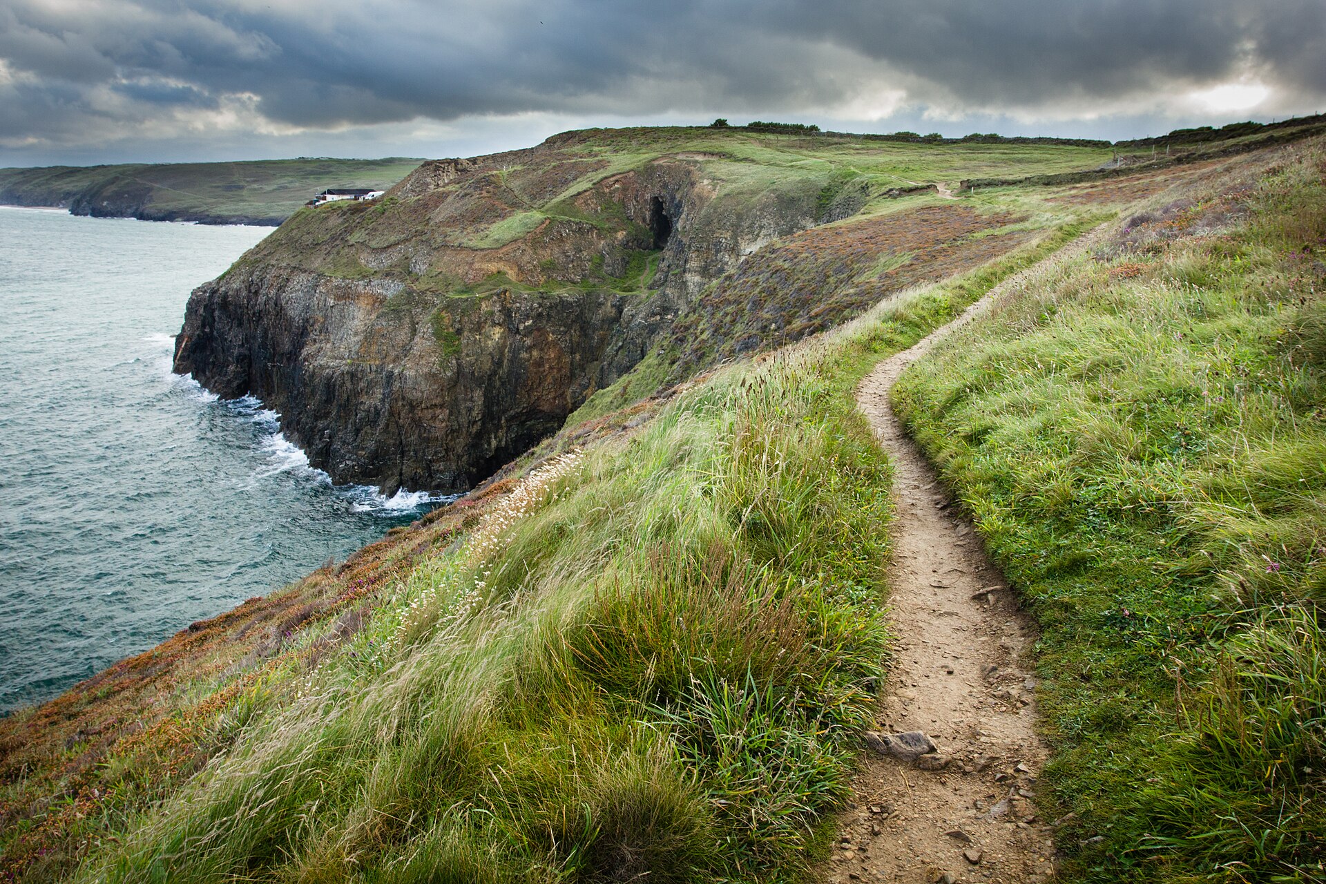 Küstenpfad an der zerklüfteten Küste von Cornwall